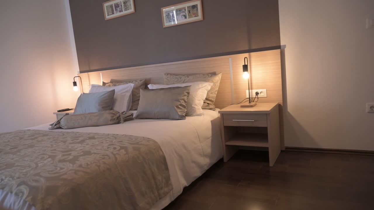 un hotel, apartamento, una habitación cálida y acogedora preparada para los visitantes, tomada con una panorámica de derecha a izquierda de la habitación