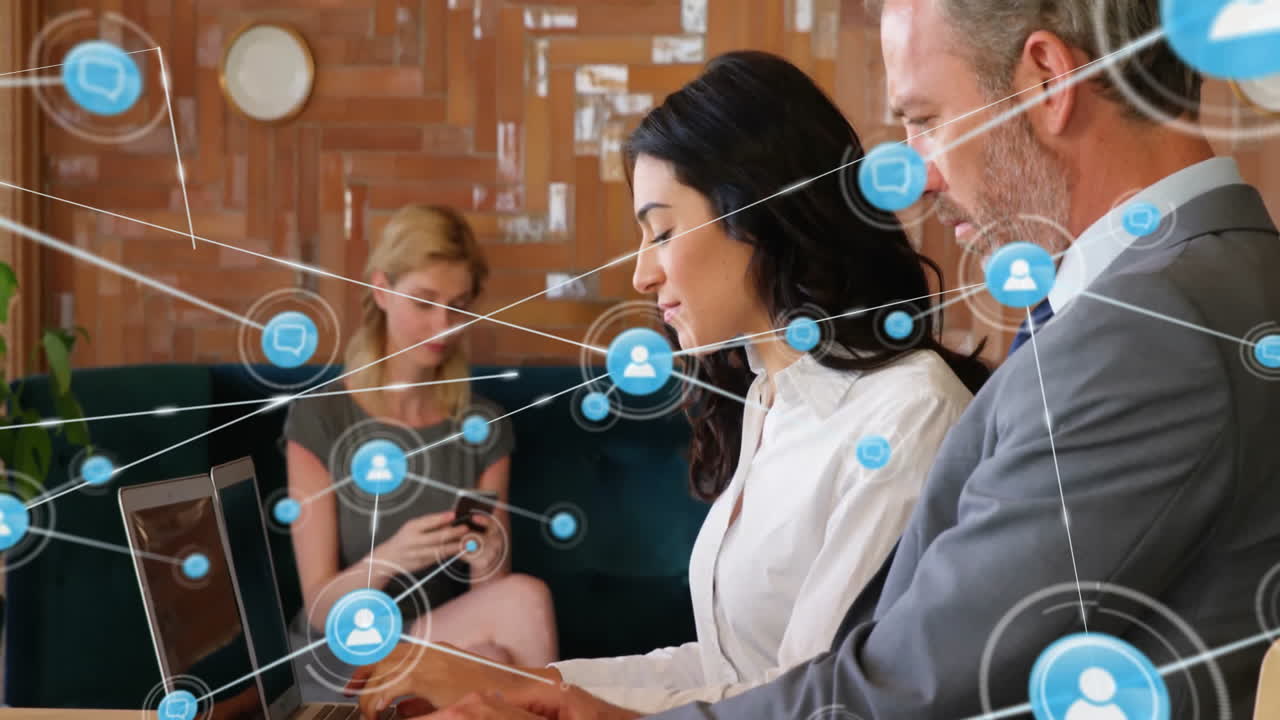 animación de conexiones de red e iconos de redes sociales, gente de negocios trabajando en portátiles