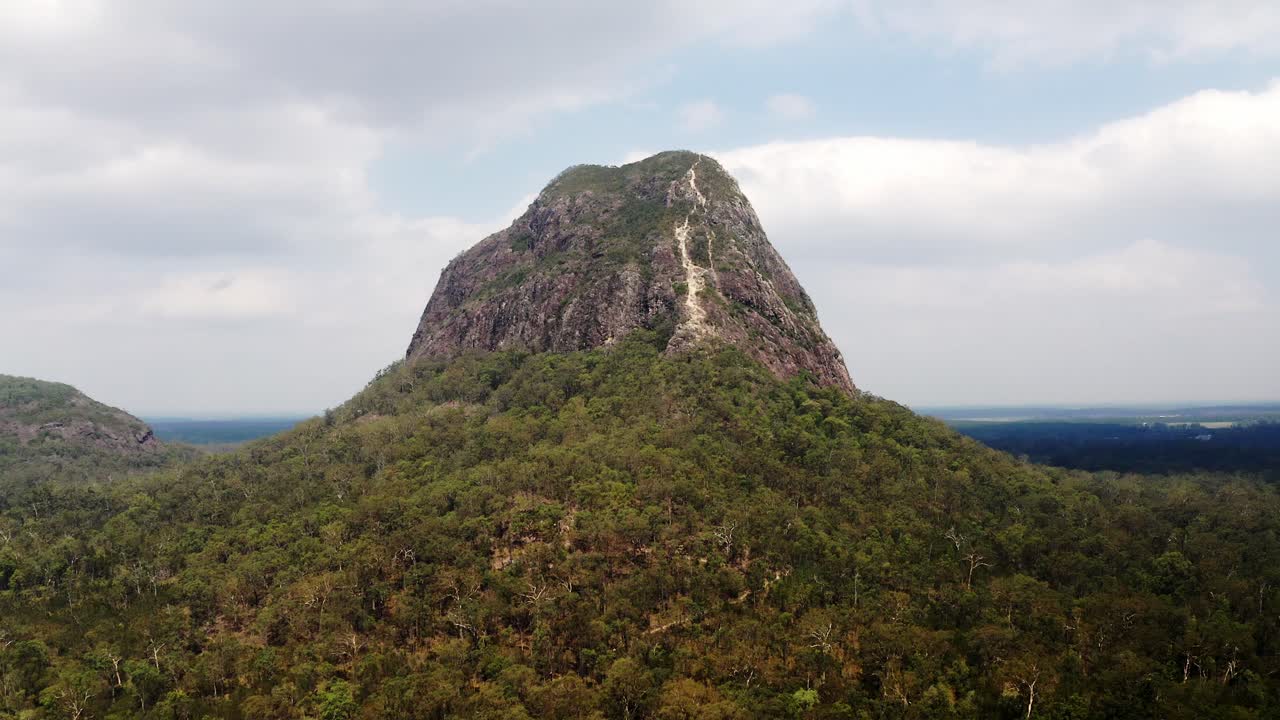 vista panorámica de la montaña coonowrin en la región de las montañas de la casa de cristal en queensland, australia - toma aérea de drones