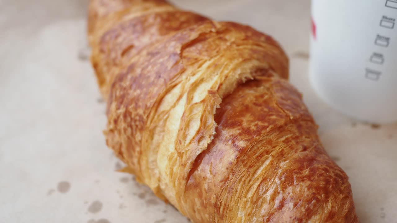 un delicioso croissant
