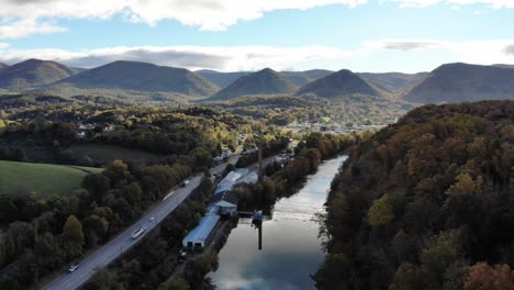 Luftaufnahmen-über-Einem-Fluss-Und-Beim-Betreten-Einer-Kleinen-Stadt-In-Den-Appalachen