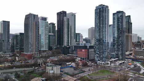 Drone-Gira-Alrededor-Del-Rascacielos-Del-Horizonte-Edificio-Moderno-En-Montreal-Quebec-Antena-De-Ciudad-Inteligente