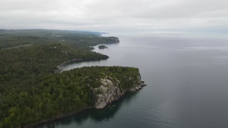 Vista-Aérea-Del-Parque-Estatal-Split-Rock-Light-House-Junto-Al-Lago-Superior-En-La-Costa-Norte-De-Minnesota