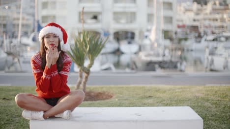 Chica-Sexy-Sentada-En-Un-Banco-Con-Sombrero-De-Santa