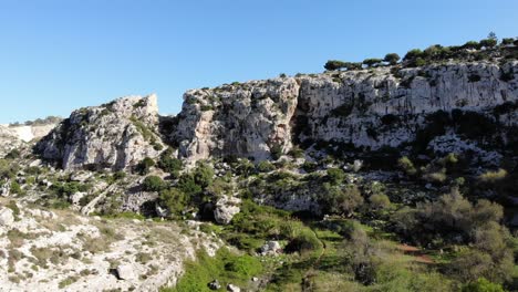 Drohnenansicht-Des-Grünen-Tals-Der-Maltesischen-Natur-Mit-Klippen