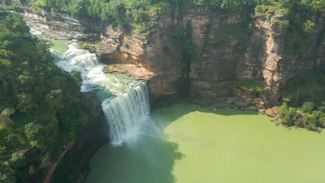 cascada rajdari devdari y la presa latif shah y el lago chandraprabha vista aérea