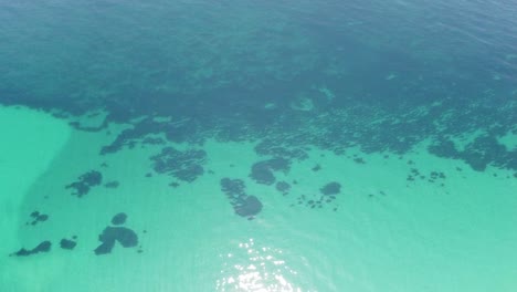 Las-Bonitas-Aguas-Claras-De-La-Bahía-Rápida-En-El-Sur-De-Australia---Antena