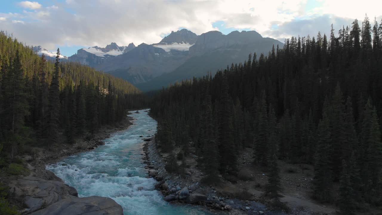cañón mistaya en el parque nacional de banff en canadá, alberta, vista de vuelo bajo de drones aéreos, monte sarbach en segundo plano