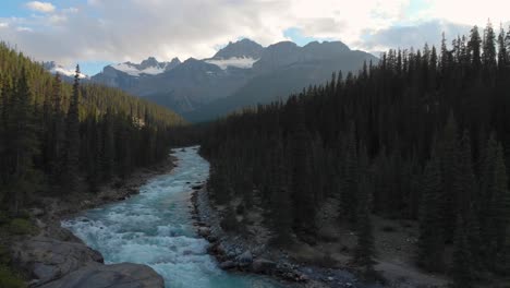 Mistaya-Canyon-Im-Banff-Nationalpark-In-Kanada,-Alberta,-Luftdrohnen-Tiefflugansicht,-Mount-Sarbach-Im-Hintergrund