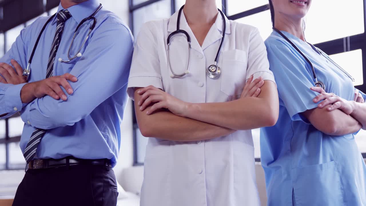 팔을  ⁇ 은 의료진