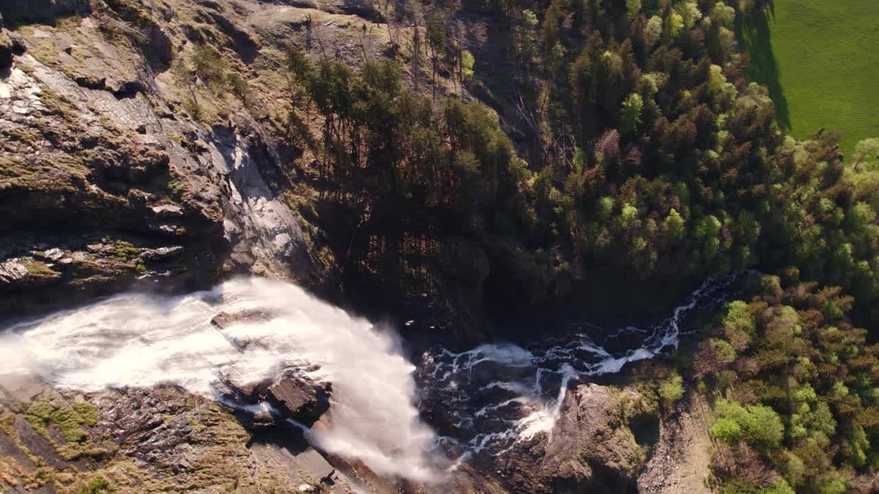 imágenes aéreas de drones vista de arriba hacia abajo girando en sentido contrario a las agujas del reloj alrededor de fallbach, una pintoresca cascada en grindelwald en los alpes suizos