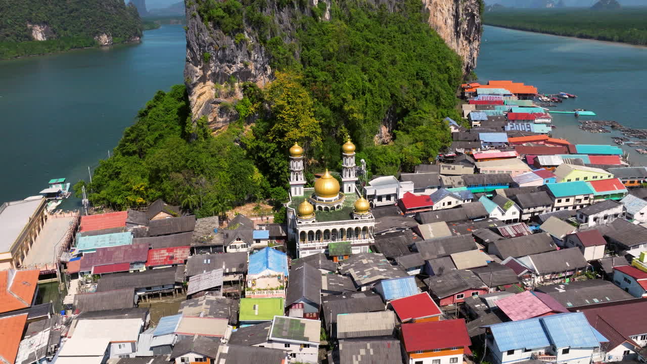 Pemandangan Udara Masjid Darussalam Ko Panyi di Teluk Phang Nga, Thailand