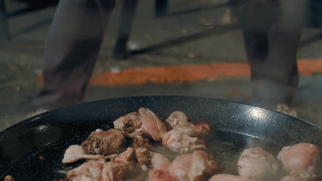 paella de pollo sobre una llama abierta