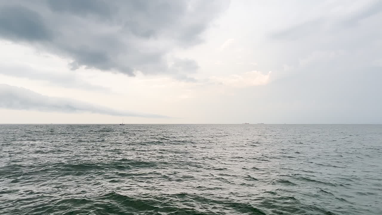 위협적인 파도와 배경에 있는 컨테이너선으로 어려움을 겪고 있을 것입니다.