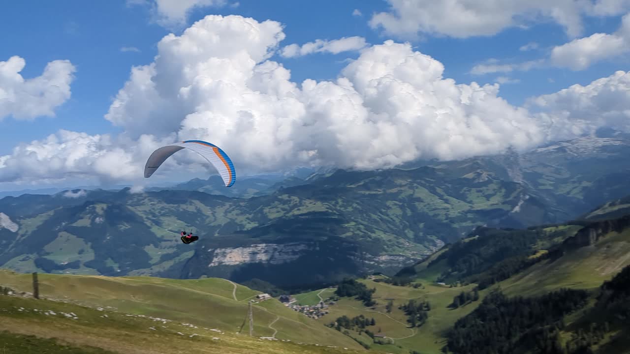 parapente en los alpes suizos despegando