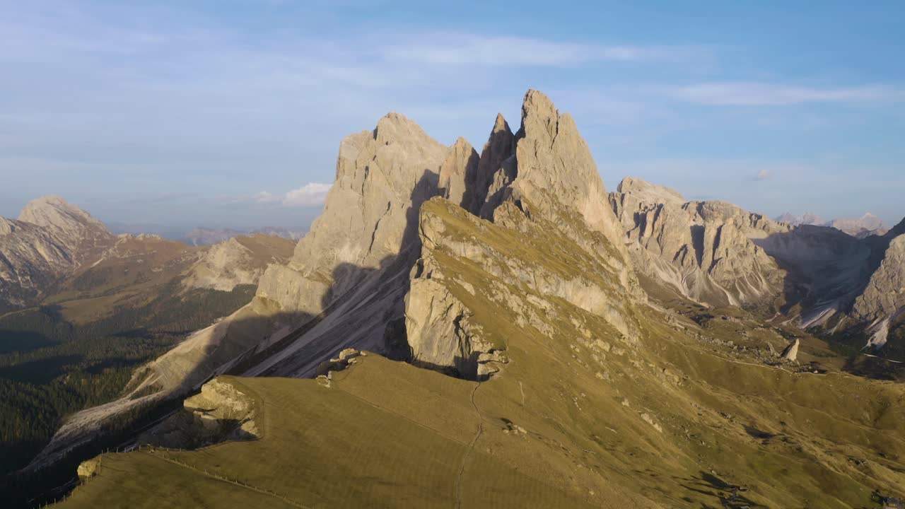 increíble vista aérea de la montaña seceda en los dolomitas de italia
