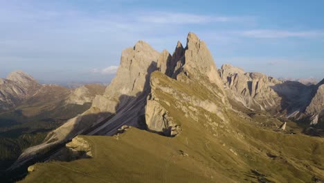 Increíble-Vista-Aérea-De-La-Montaña-Seceda-En-Los-Dolomitas-De-Italia