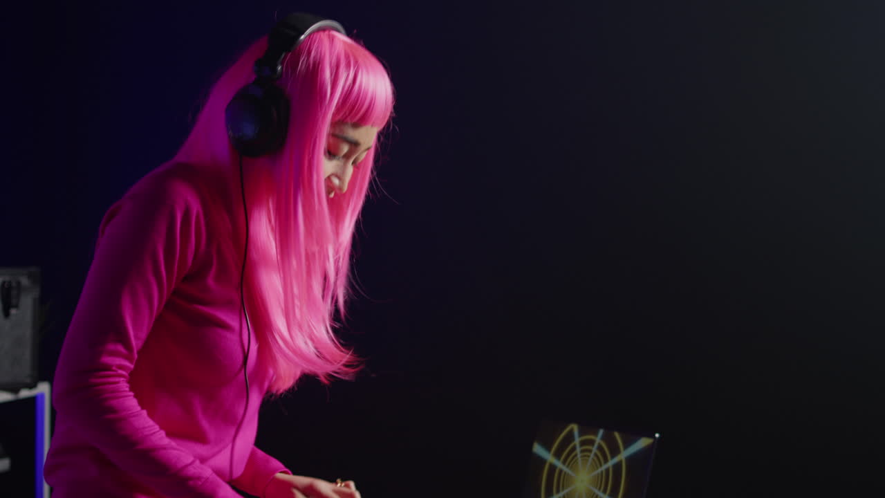 DJ con capelli rosa