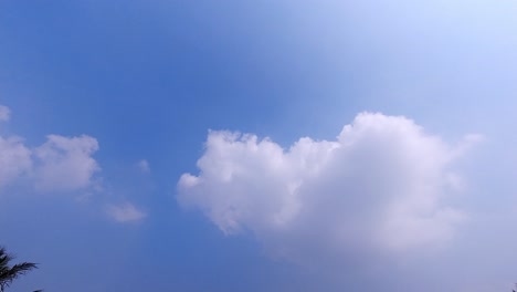 Toma-De-Timelapse-De-Nubes-En-Movimiento