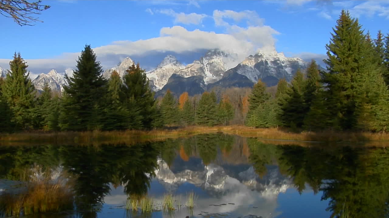 las montañas grand teton se reflejan en un lago