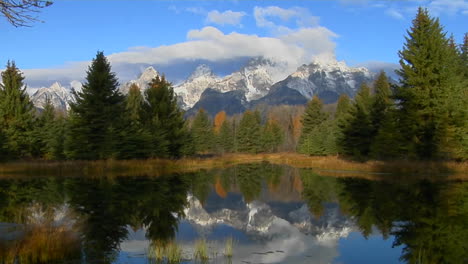 las montañas grand teton se reflejan en un lago