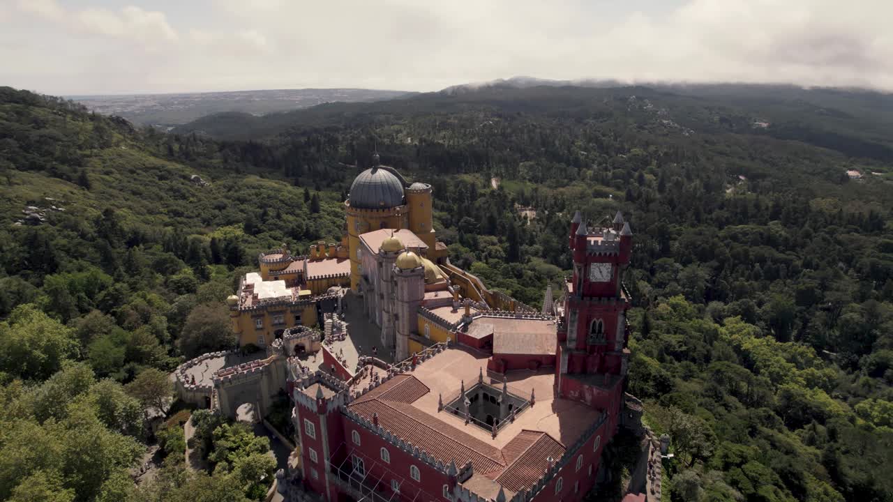 vista panorámica de terrazas coloridas bien conservadas y almenas, palacio pena en la colina en sintra