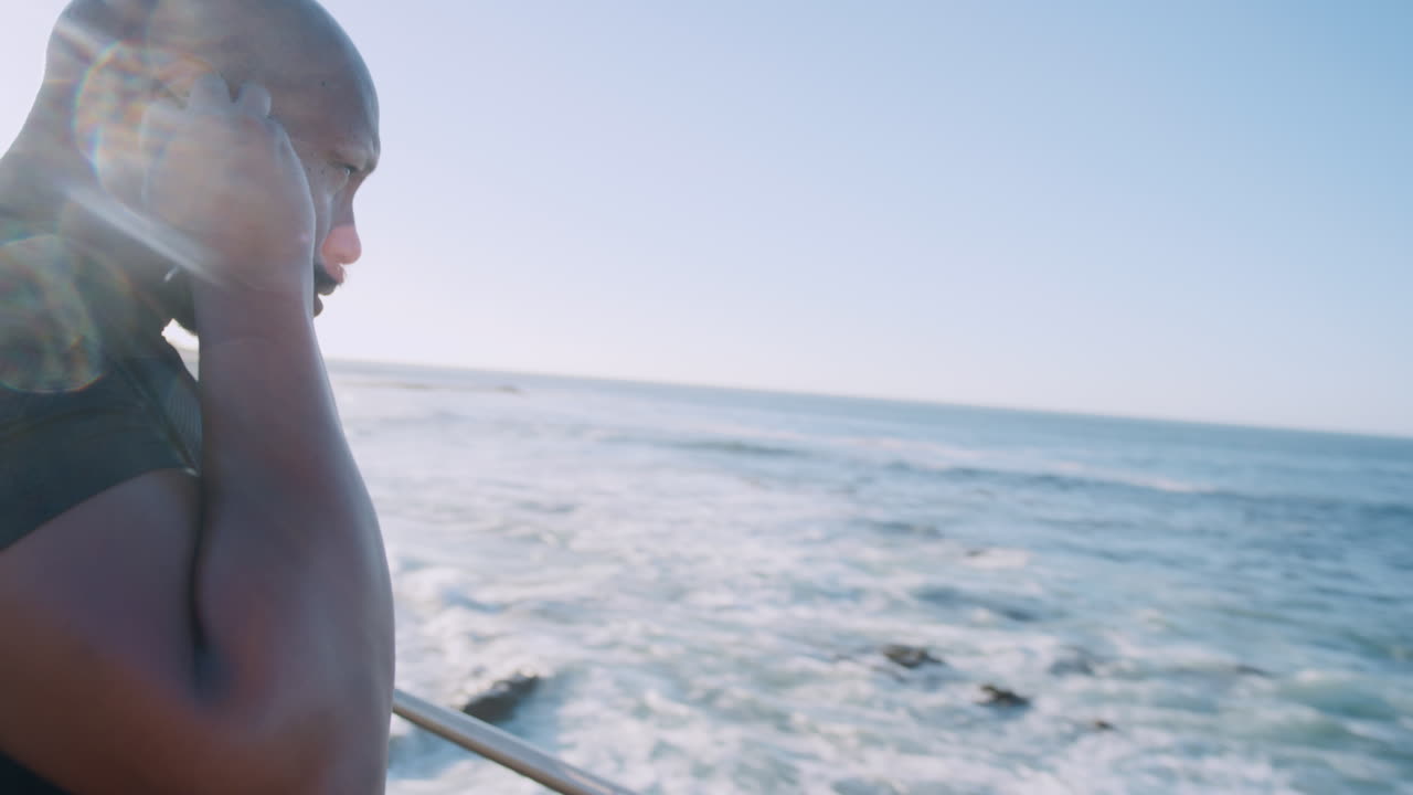 해변에서 음악을 듣는 남자