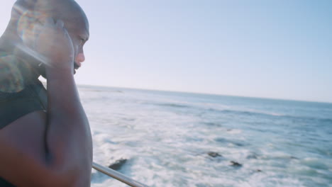 hombre escuchando música en la playa