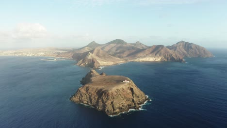 Malerische-Insel-Von-Oben-Mit-Abgelegenem-Leuchtturm-Im-Archipel-Von-Porto-Santo