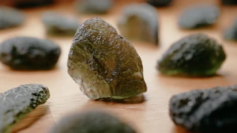 rara colección de cristales de piedras preciosas de moldavita de la república checa