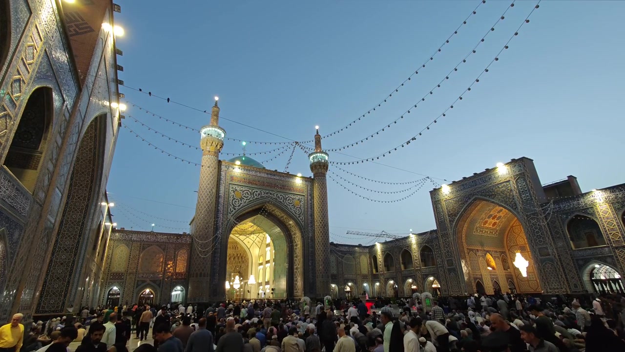 Menneskemængde samles ved Imam Reza-helligdommen i Mashhad.