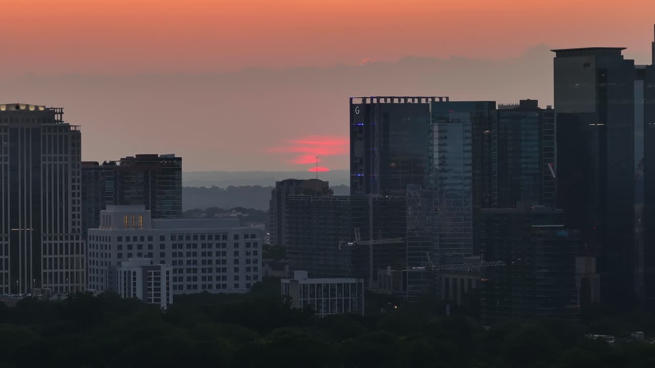 Puesta de sol detrás de los rascacielos, Atlanta, Georgia, EE. UU.