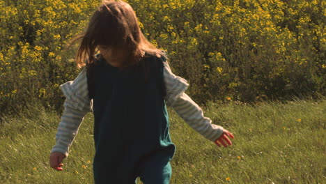 Kleines-Mädchen-Tut-So,-Als-Würde-Es-Während-Des-Sonnenuntergangs-Auf-Einem-Feld-Im-Kreis-Fliegen