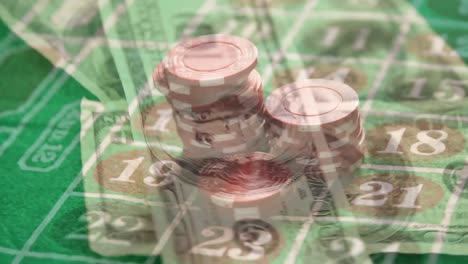 Spielchips-Auf-Einem-Roulette-Gitter-Mit-Banknoten-Im-Vordergrund