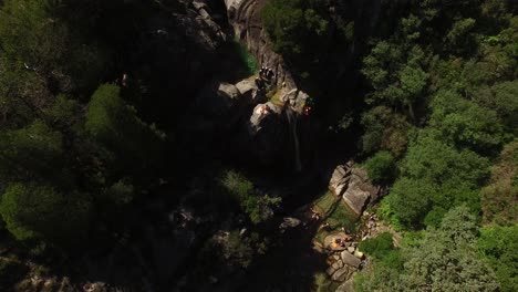 vista superior de deportes extremos en cascada de montaña