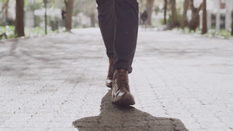 Pies-De-Un-Hombre-De-Negocios-De-Moda-Caminando