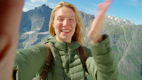 frau macht ein selfie in norwegischer fjordlandschaft