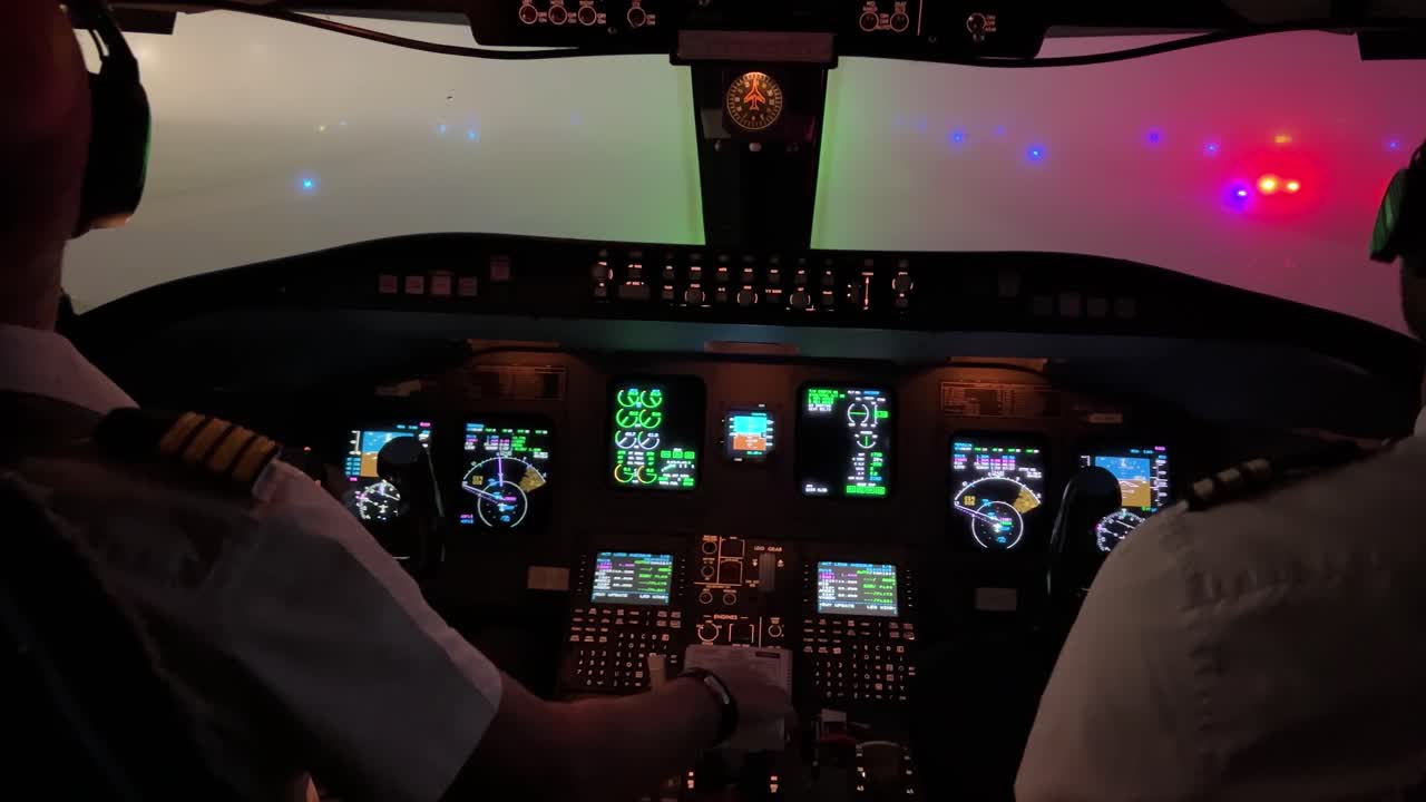 밤에 짙은 안개와 함께 실제 택시 아웃을 수행하는 관찰자 좌석에서 제트 조종석 보기