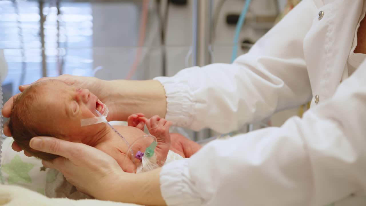 Infermiera che si prende cura di un neonato in UTIN