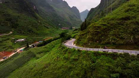 vista aérea del bucle de ha giang en vietnam, con pintorescas carreteras sinuosas y un exuberante paisaje montañoso