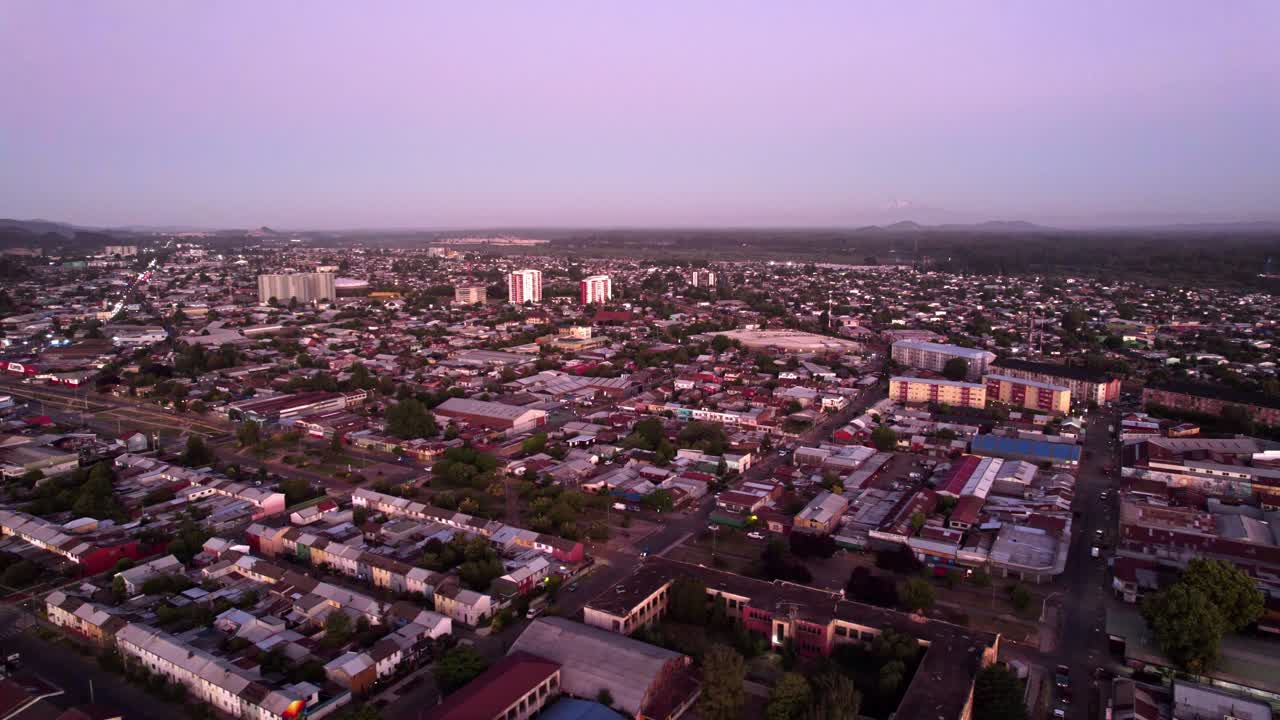 Orbita aerea che inquadra la città di Temuco con i vulcani Llaima e Lonquimay, Cile