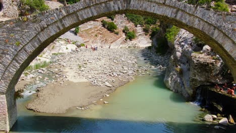 vista de drones del puente otomano kadiut y las aguas termales de banjat e benjës, que se han convertido en uno de los lugares más fotogénicos del sur de albania