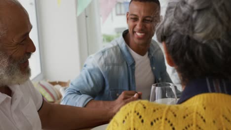 familia multigeneracional que tiene una comida de celebración