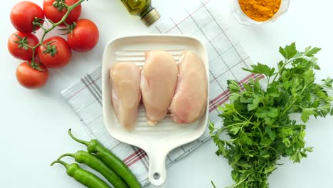 pecho de pollo crudo con verduras y especias