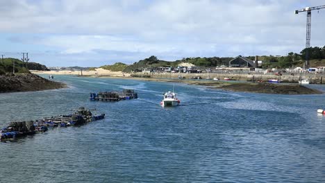 White-Boat-Sailing-In-Hayle-Town-Port,-Blue-Water,-Cornwall,-England