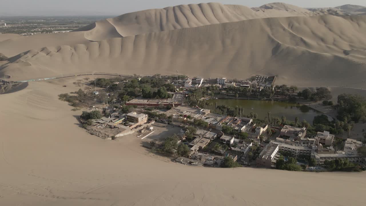 공중 기울기는 페루 이카 근처 사막의 놀라운 와카치나 오아시스를 보여줍니다