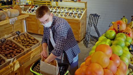 man shopping for groceries in a supermarket during the pandemic.