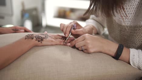 henna tattoo application