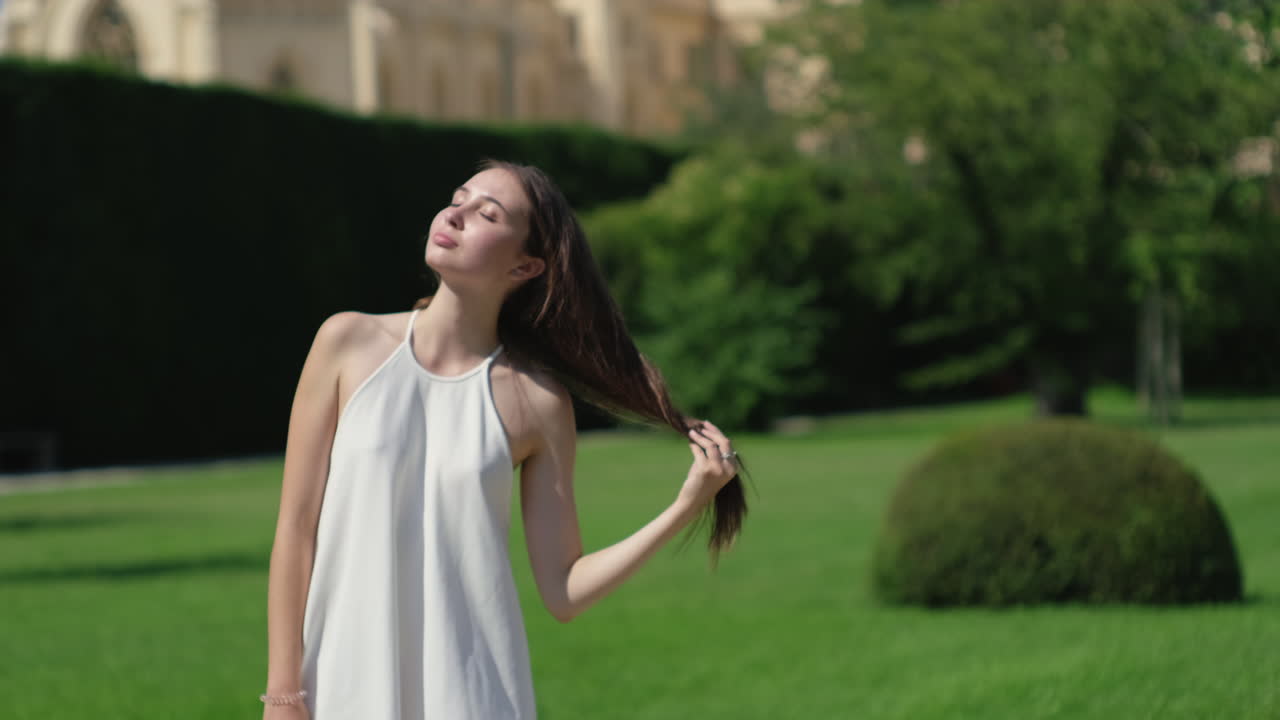 역사적인 건물 근처의 공원에서 휴식을 취하는 여자