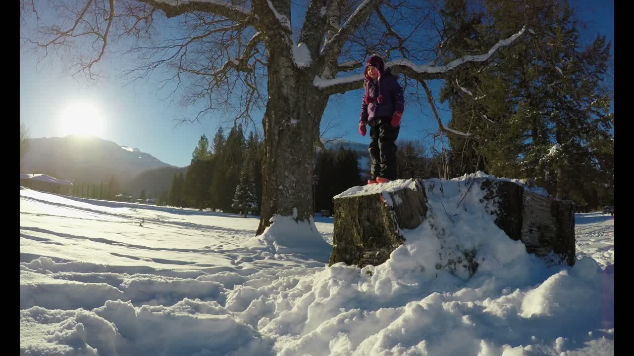 chica jugando en la nieve durante el invierno 4k